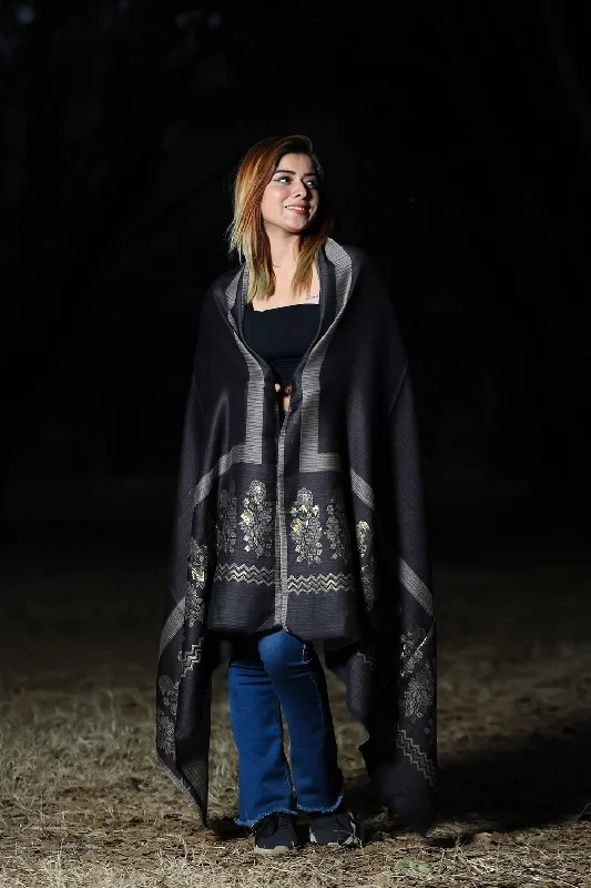 MESMERAIZING BLACK COLOUR ZARI KASHMIRI SHAWL DEFINES ROYAL AND LUXURIOUS EXTREMELY COMFORTABLE FOR ALL EVENTS Stylish Chunky Wool Shawl
